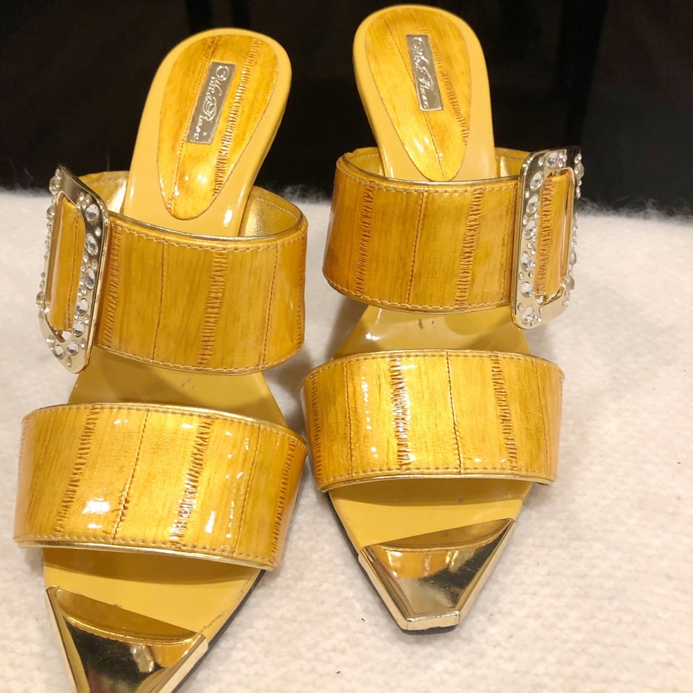 Stunning yellow/gold sandals